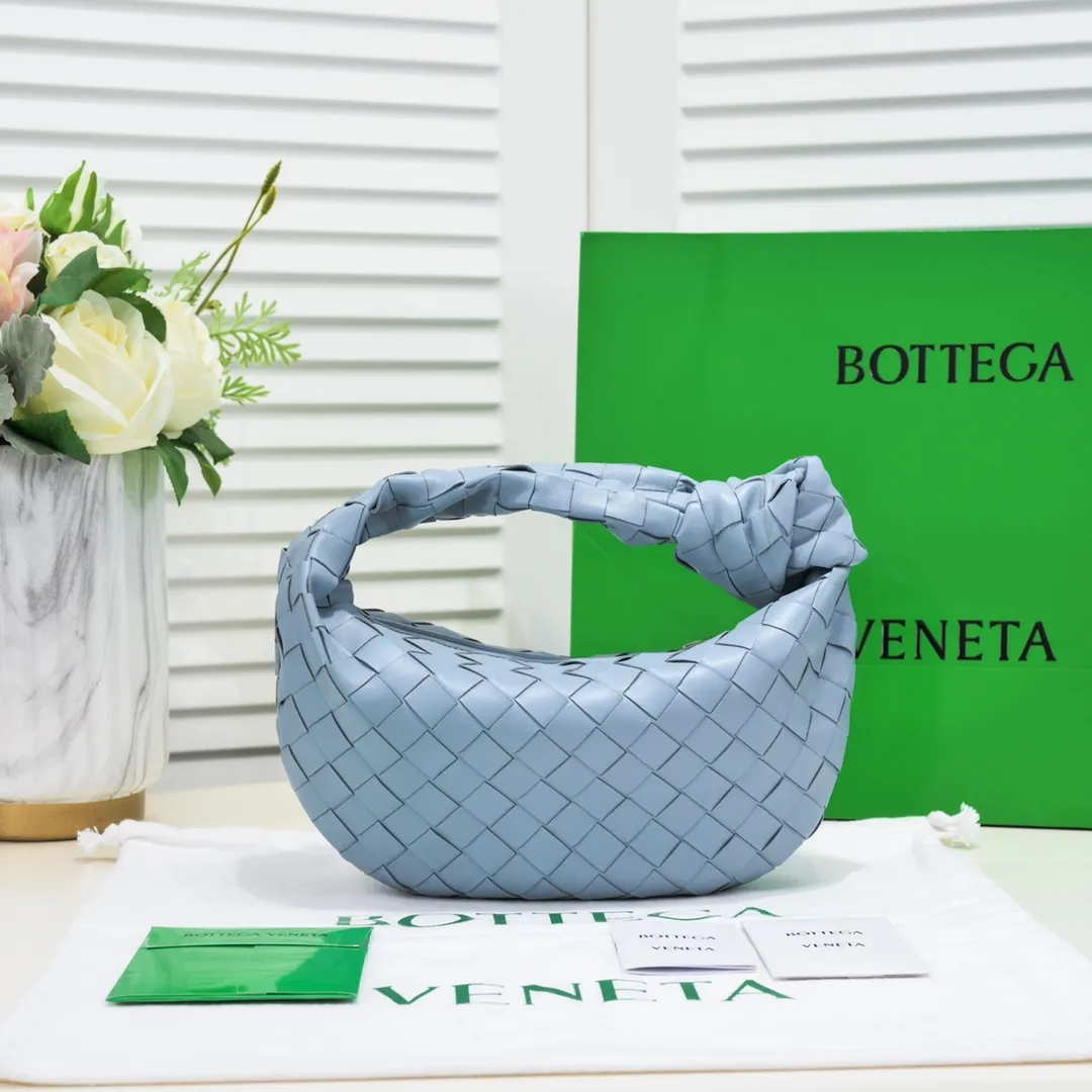 Batch 1120 small size haze blue 🔻BV Bottega Veneta's new early spring women's MINI JODIE handbag BV bag 🔥The new method is to round the corners on the original basis and knot the round hobo bag with classic woven leather. The most iconic triangular pull-out design, using sheepskin draped soft shape, is super suitable for concave shapes~ Jodie feels really gentle to people, and is definitely the best item for daily matching. It has the same weave, new elements and twists, is compact and versatile, and is the new favorite of street style Internet celebrities! Dimensions: 23x28x8 Model: 6699-1